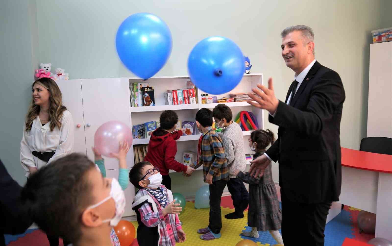 Kocaeli’nin Gölcük ilçesinde bulunan Engelsiz Yaşam Merkezi’nde işitme engelli çocuklara dudak okuma eğitimi verilmeye başlandı. Öğrenciler ...