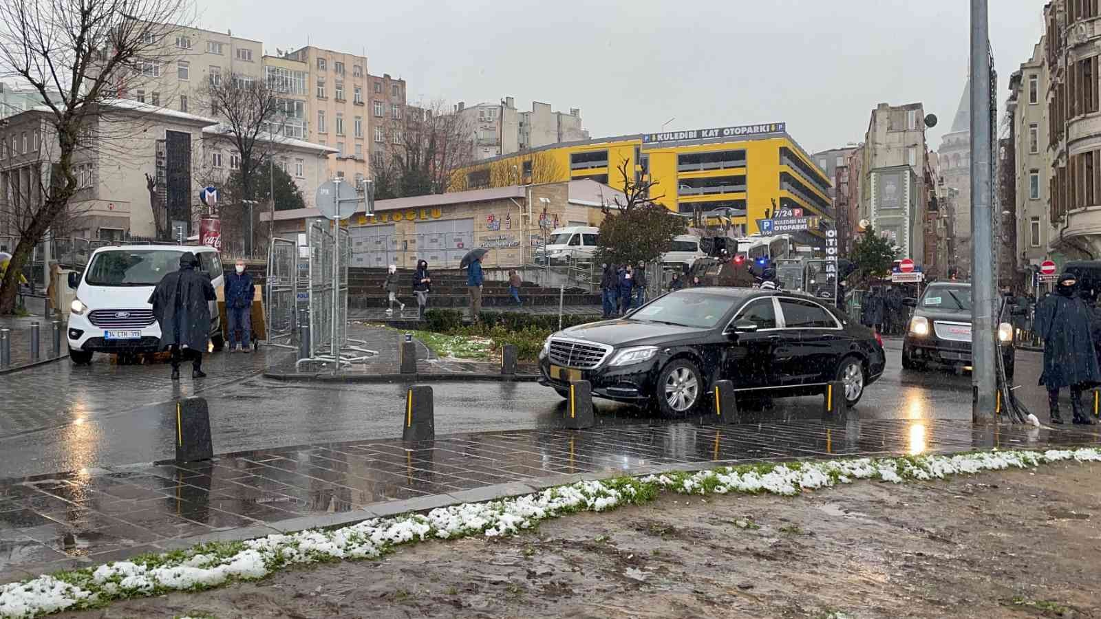 Türkiye’de resmi temaslarda bulunan İsrail Cumhurbaşkanı Isaac Herzog, Beyoğlu’nda bulunan Neve Şalom Sinagogu’nu ziyaret etti. Resmi ziyaret ...