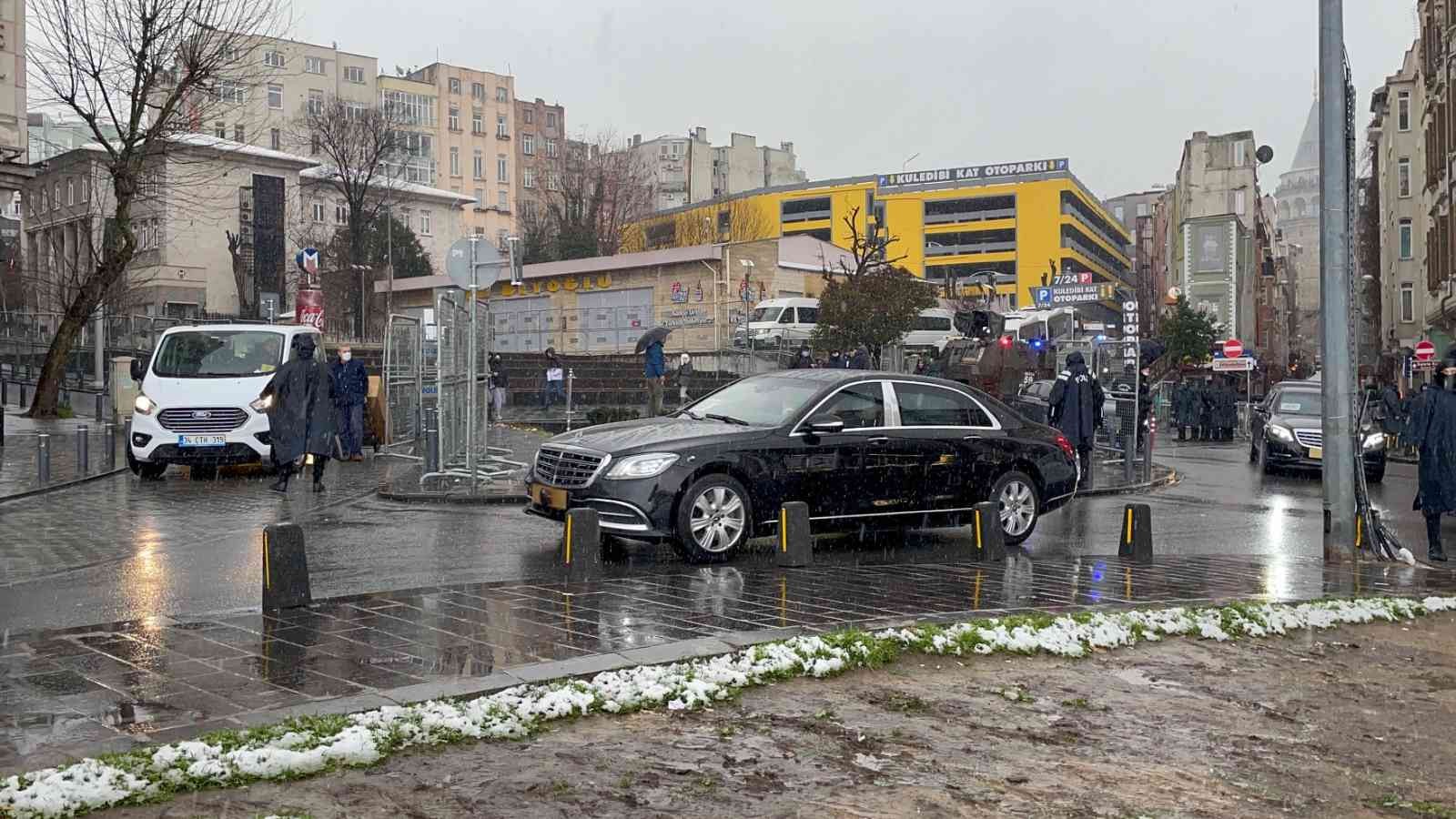 Türkiye’de resmi temaslarda bulunan İsrail Cumhurbaşkanı Isaac Herzog, Beyoğlu’nda bulunan Neve Şalom Sinagogu’nu ziyaret etti. Resmi ziyaret ...