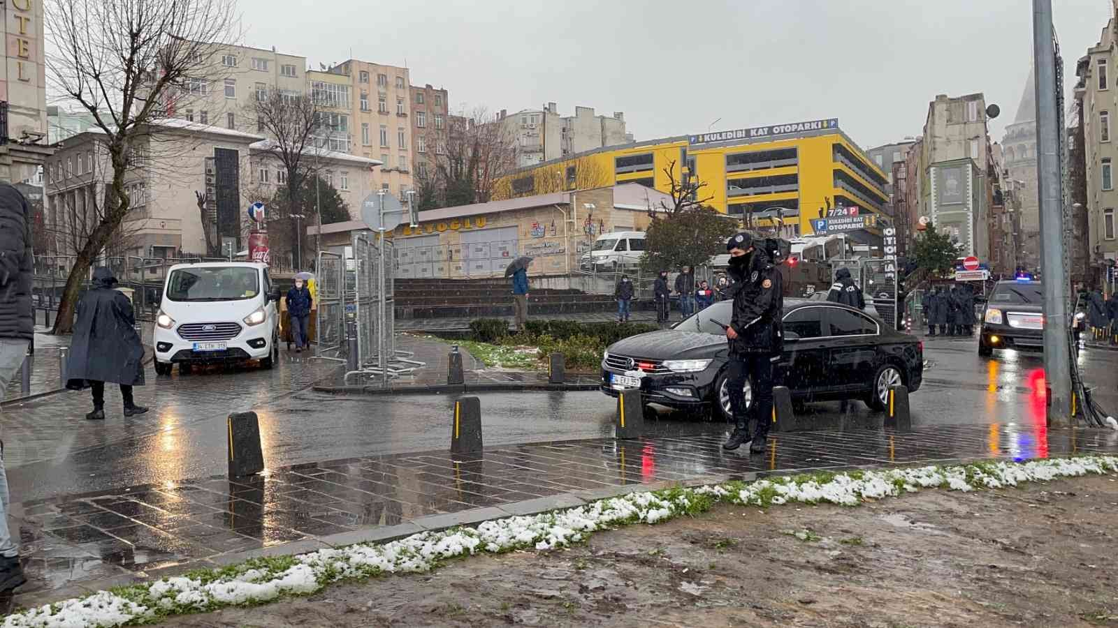 Türkiye’de resmi temaslarda bulunan İsrail Cumhurbaşkanı Isaac Herzog, Beyoğlu’nda bulunan Neve Şalom Sinagogu’nu ziyaret etti. Resmi ziyaret ...