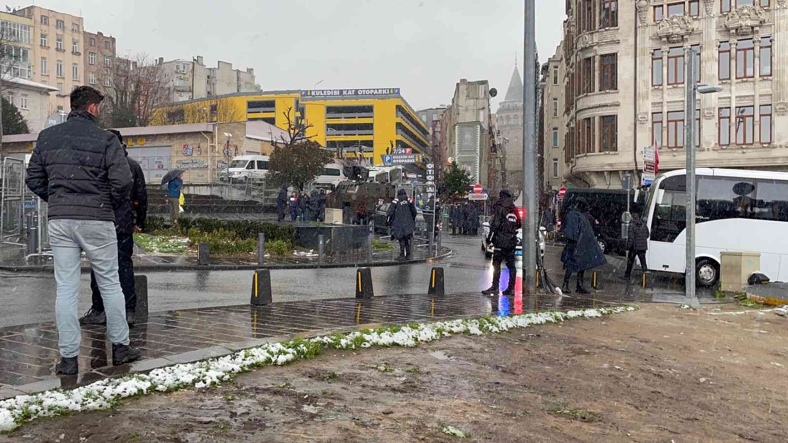 Türkiye’de resmi temaslarda bulunan İsrail Cumhurbaşkanı Isaac Herzog, Beyoğlu’nda bulunan Neve Şalom Sinagogu’nu ziyaret etti. Resmi ziyaret ...