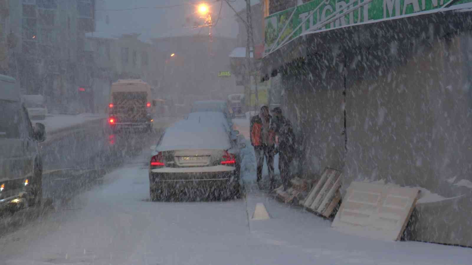 Meteoroloji Genel Müdürlüğü’nün uyarılarının ardından İstanbul’da gece saatlerinde başlayan kar yağışı Anadolu Yakası’nda etkisini göstermeye ...