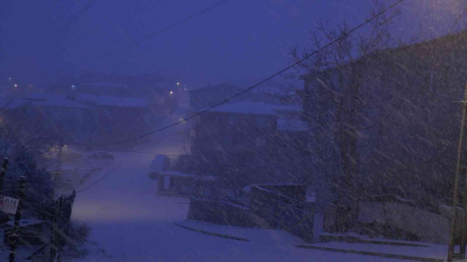 Meteoroloji Genel Müdürlüğü’nün uyarılarının ardından İstanbul’da gece saatlerinde başlayan kar yağışı Anadolu Yakası’nda etkisini göstermeye ...