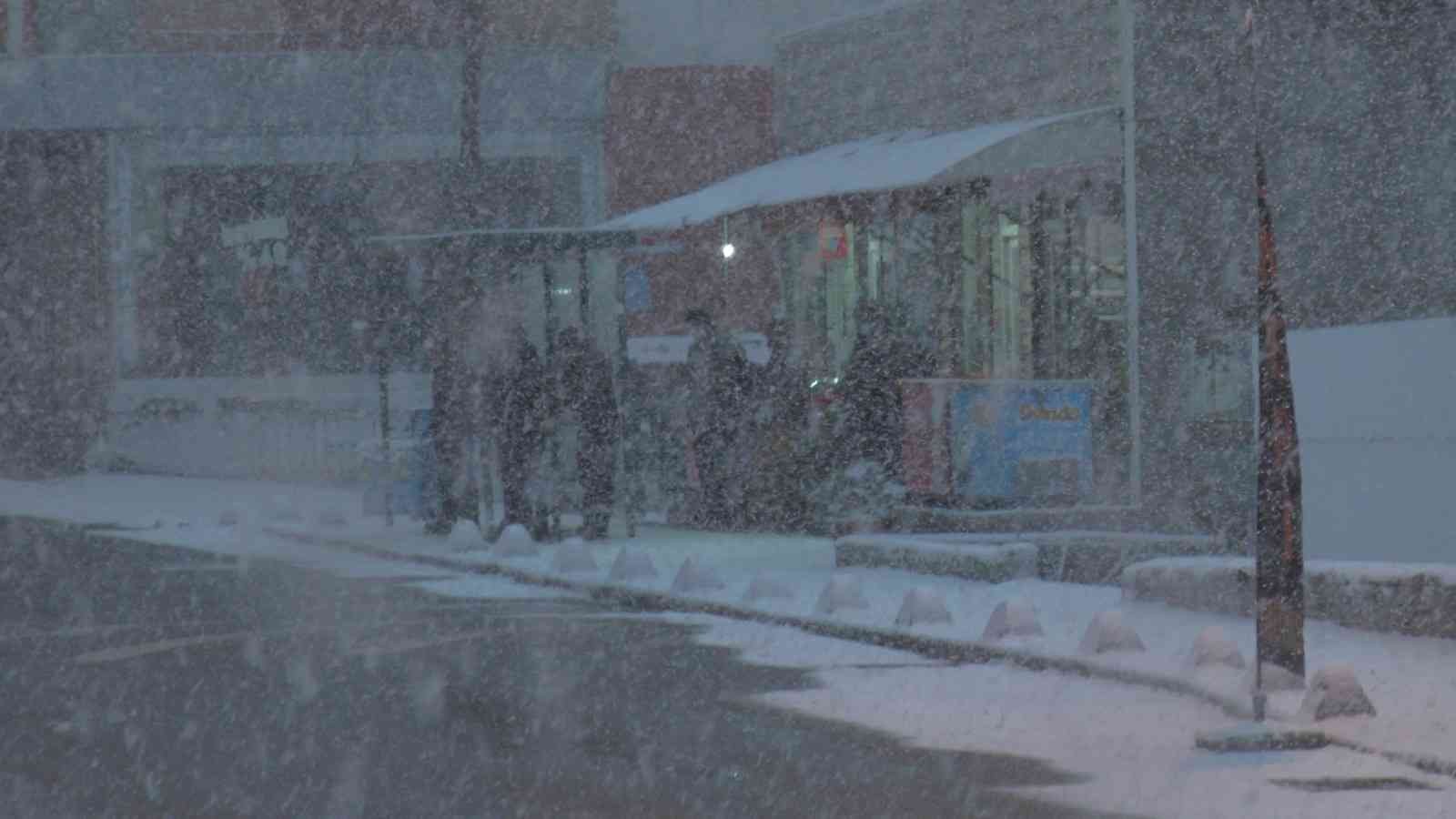 Meteoroloji Genel Müdürlüğü’nün uyarılarının ardından İstanbul’da gece saatlerinde başlayan kar yağışı Anadolu Yakası’nda etkisini göstermeye ...