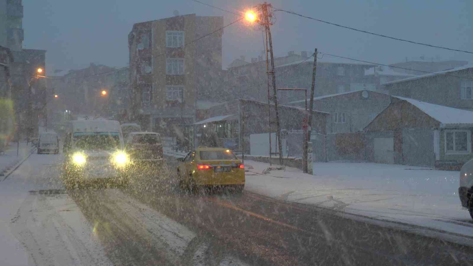 Meteoroloji Genel Müdürlüğü’nün uyarılarının ardından İstanbul’da gece saatlerinde başlayan kar yağışı Anadolu Yakası’nda etkisini göstermeye ...