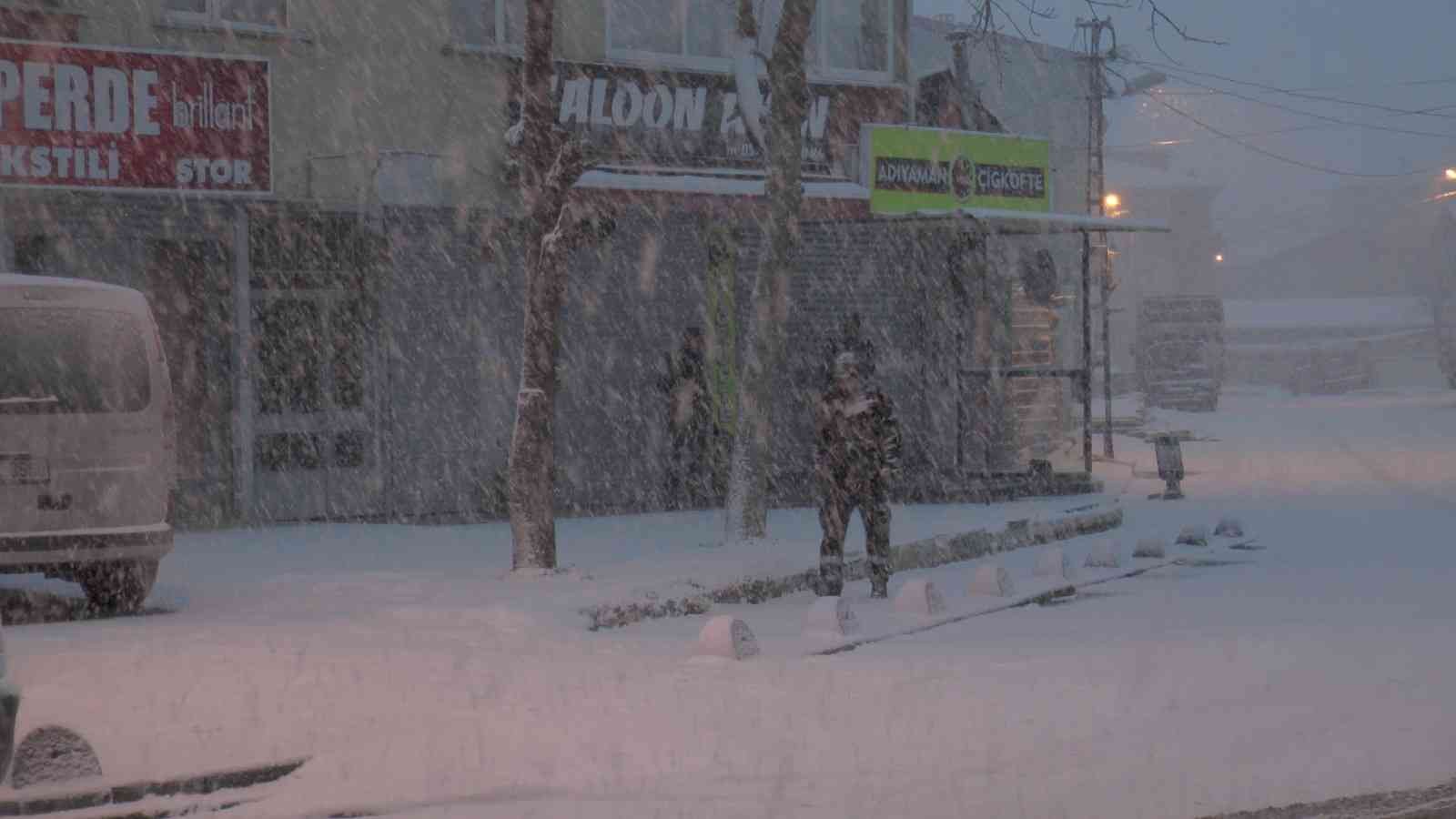 Meteoroloji Genel Müdürlüğü’nün uyarılarının ardından İstanbul’da gece saatlerinde başlayan kar yağışı Anadolu Yakası’nda etkisini göstermeye ...