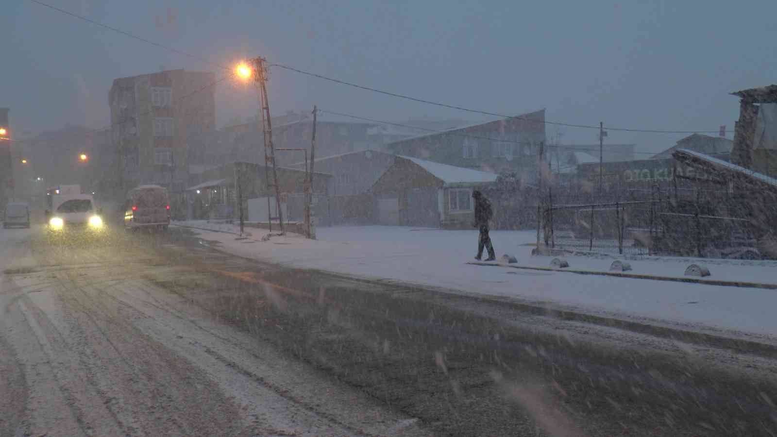 Meteoroloji Genel Müdürlüğü’nün uyarılarının ardından İstanbul’da gece saatlerinde başlayan kar yağışı Anadolu Yakası’nda etkisini göstermeye ...