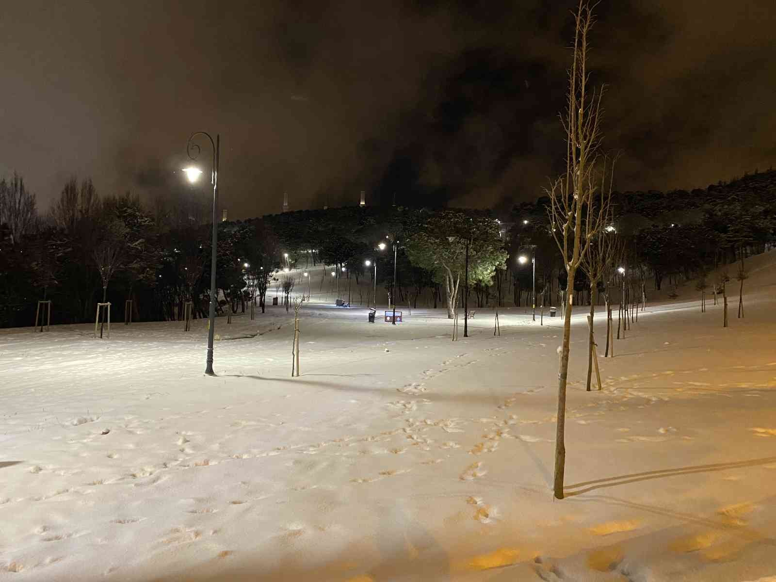 İstanbul Anadolu yakasında sabah saatlerinde kar yağışı etkili oldu. İstanbul Anadolu Yakasında sabah saatlerinde birçok bölgede kar yağışı ...