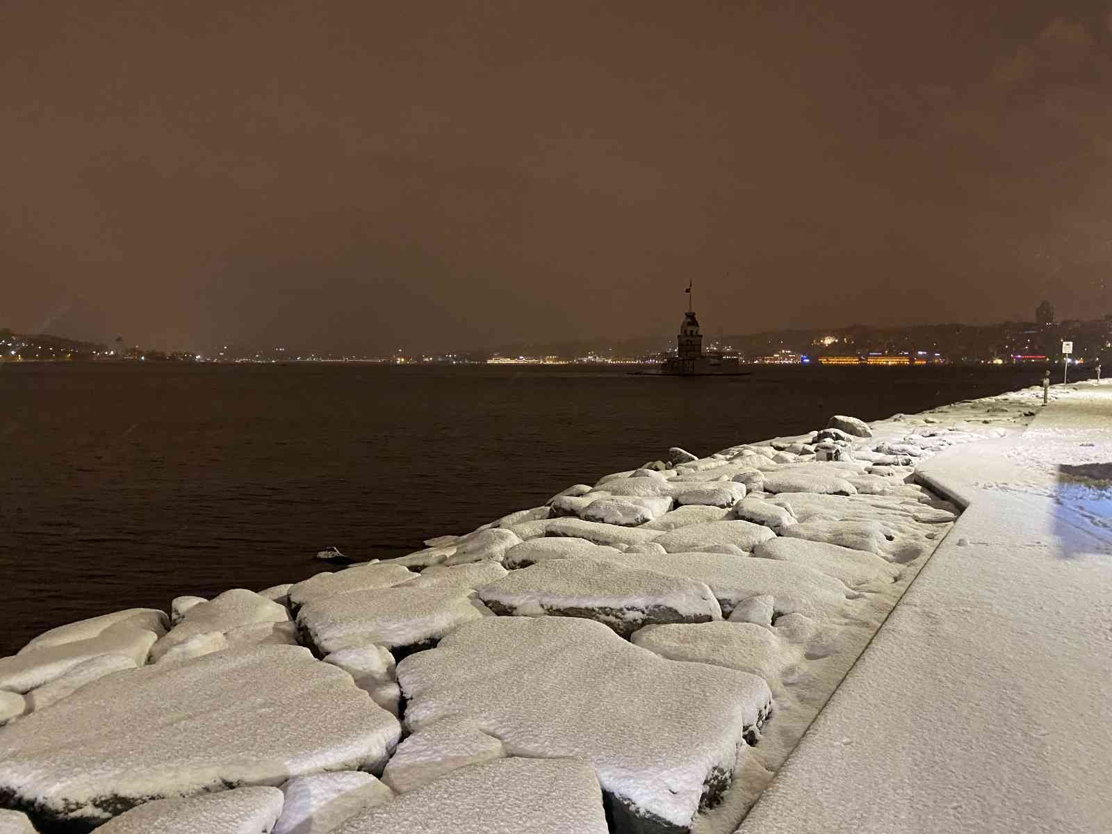 İstanbul Anadolu yakasında sabah saatlerinde kar yağışı etkili oldu. İstanbul Anadolu Yakasında sabah saatlerinde birçok bölgede kar yağışı ...