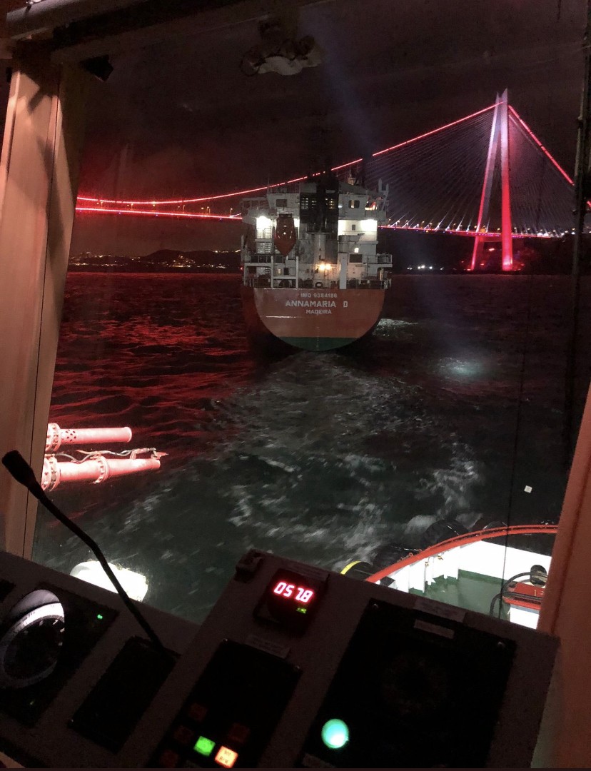 İstanbul Boğazı’nda bir kargo gemisinin Poyrazköy önlerinde makine arızası yapması nedeniyle boğaz çift yönlü olarak gemi trafiğine askıya alındı ...