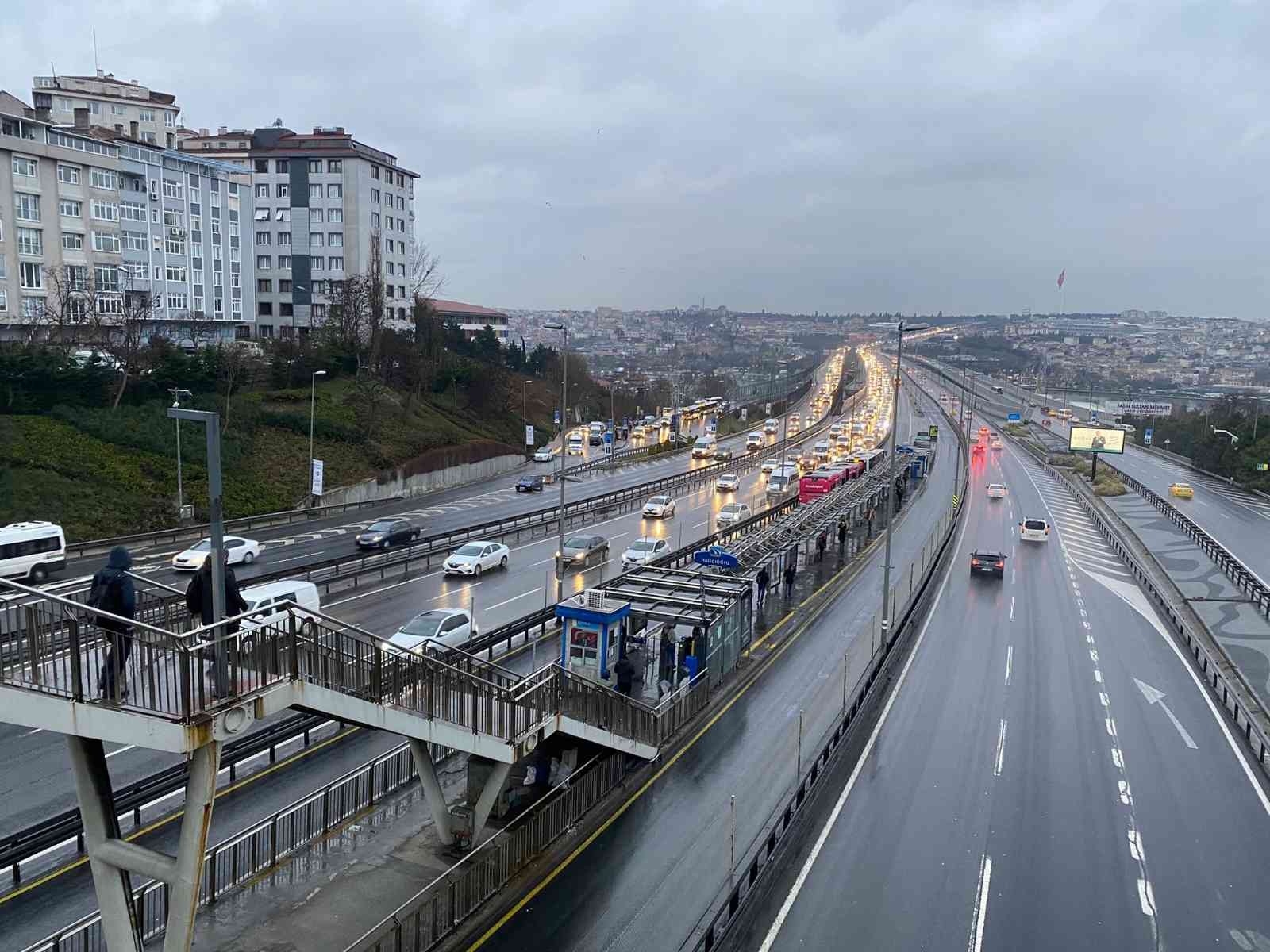 İstanbul’da sabahın erken saatlerinde etkili olan yağmur nedeniyle trafik yoğunluğu yaşandı. Sabah kayda geçen trafik yoğunluğu yüzde 47 olarak ...