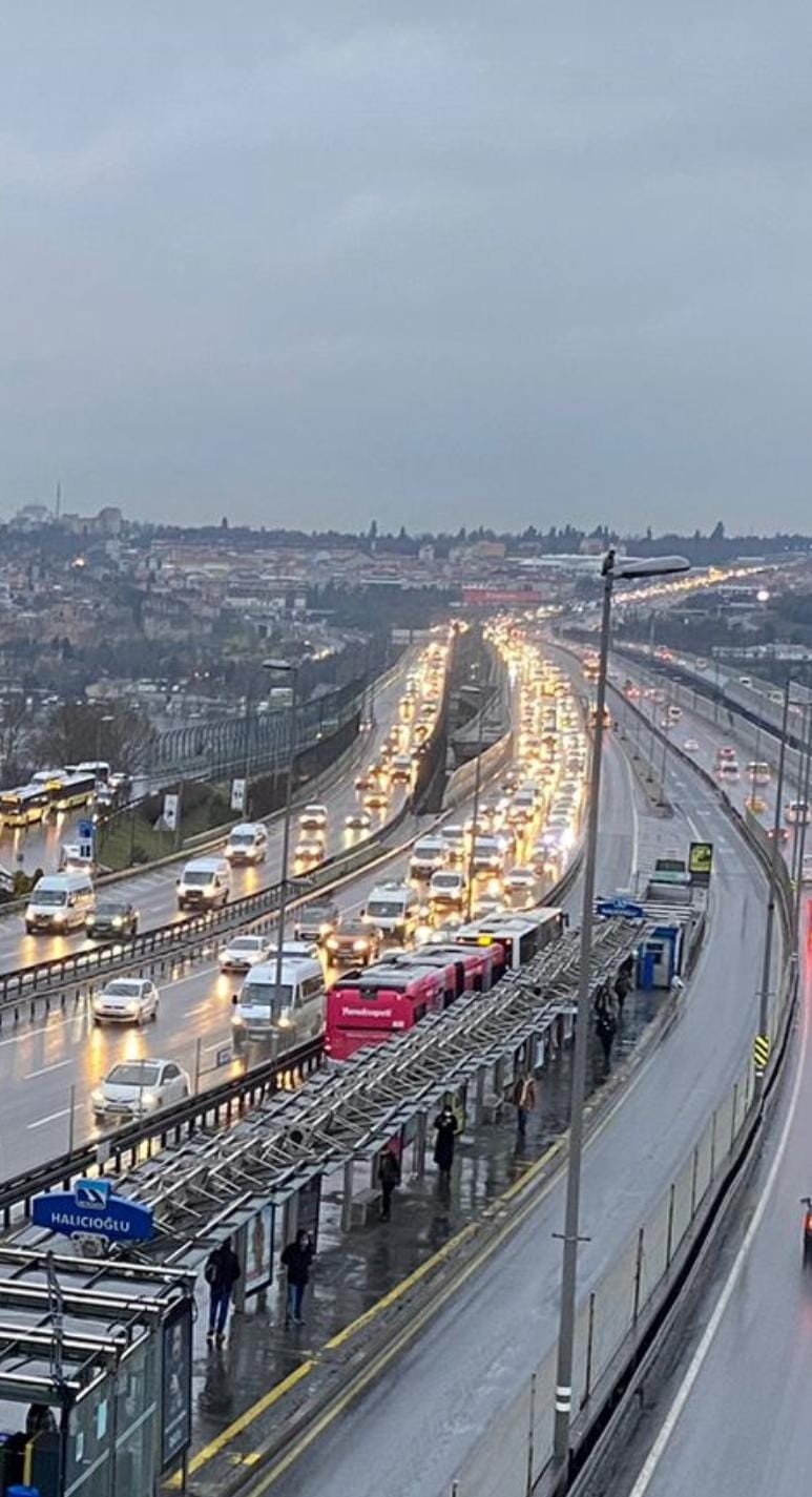 İstanbul’da sabahın erken saatlerinde etkili olan yağmur nedeniyle trafik yoğunluğu yaşandı. Sabah kayda geçen trafik yoğunluğu yüzde 47 olarak ...