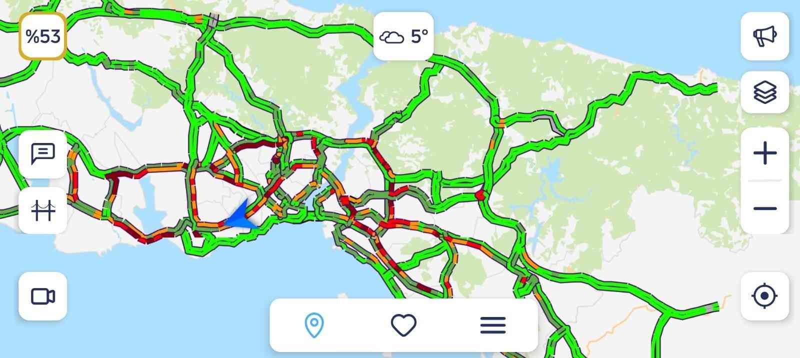 Hafta başından itibaren İstanbul’da etkili olması beklenen soğuk ve yağmurlu hava sabah saatlerinden itibaren etkisini göstermeye başladı. Kent ...