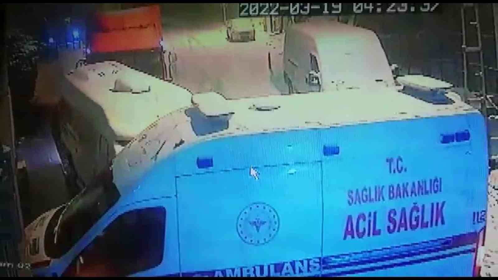 İstanbul Kartal’da karda kayan tır iki araca çarparak durabildi Kartal’da hareket halindeki tır yokuş aşağı inerken minibüse çarptı. Çarptığı ...