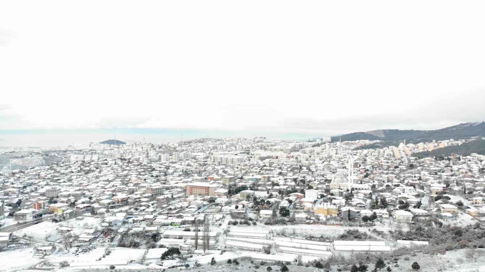 İstanbul’da beklenen kar yağışı sabah saatlerinden itibaren etkili olmaya başladı. Şehrin yüksek kesimleri beyaz örtüyle kaplanırken, Aydos ve ...