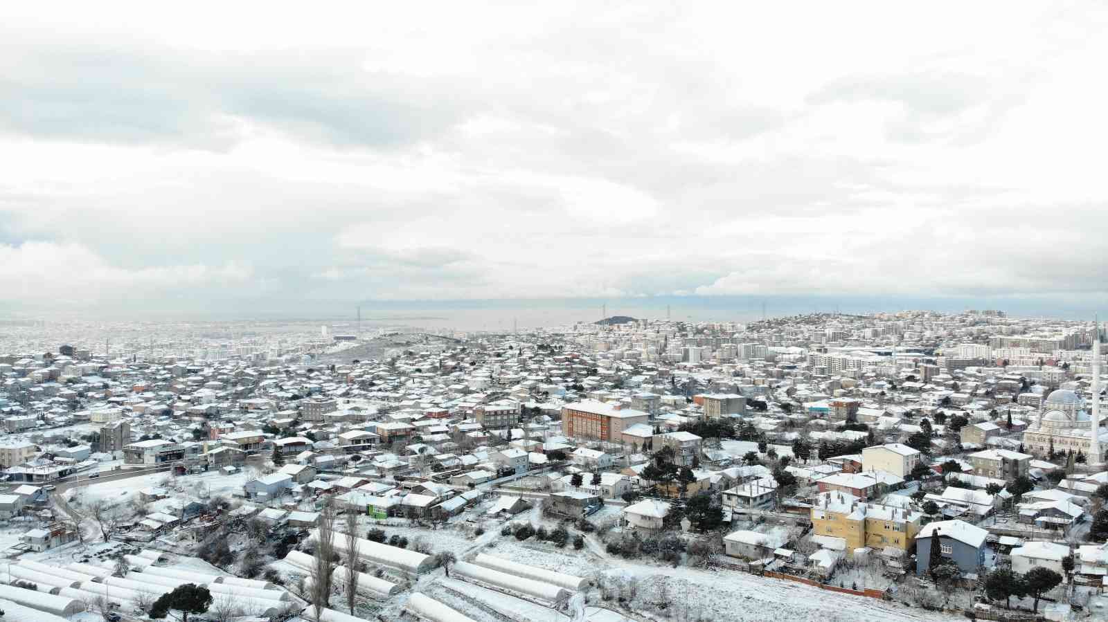 İstanbul’da beklenen kar yağışı sabah saatlerinden itibaren etkili olmaya başladı. Şehrin yüksek kesimleri beyaz örtüyle kaplanırken, Aydos ve ...