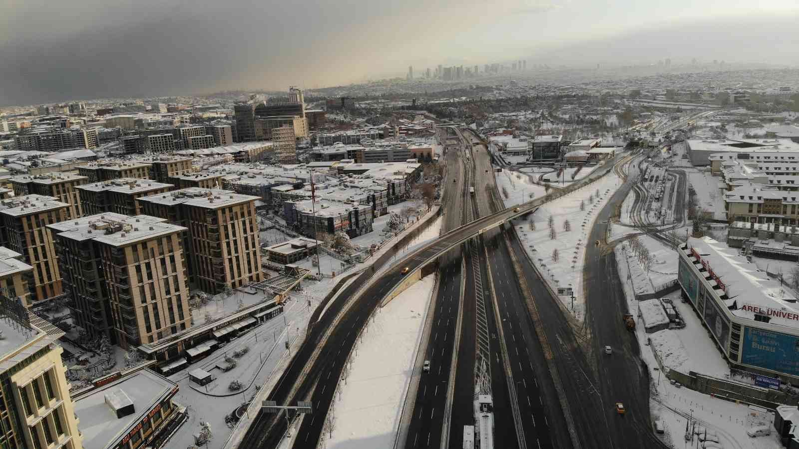 İstanbul’da hafta ortasından itibaren etkili olan kar yağışı nedeniyle birçok sürücü otomobilleri ile trafiğe çıkmayınca yollar boş kaldı. Otobüs ...