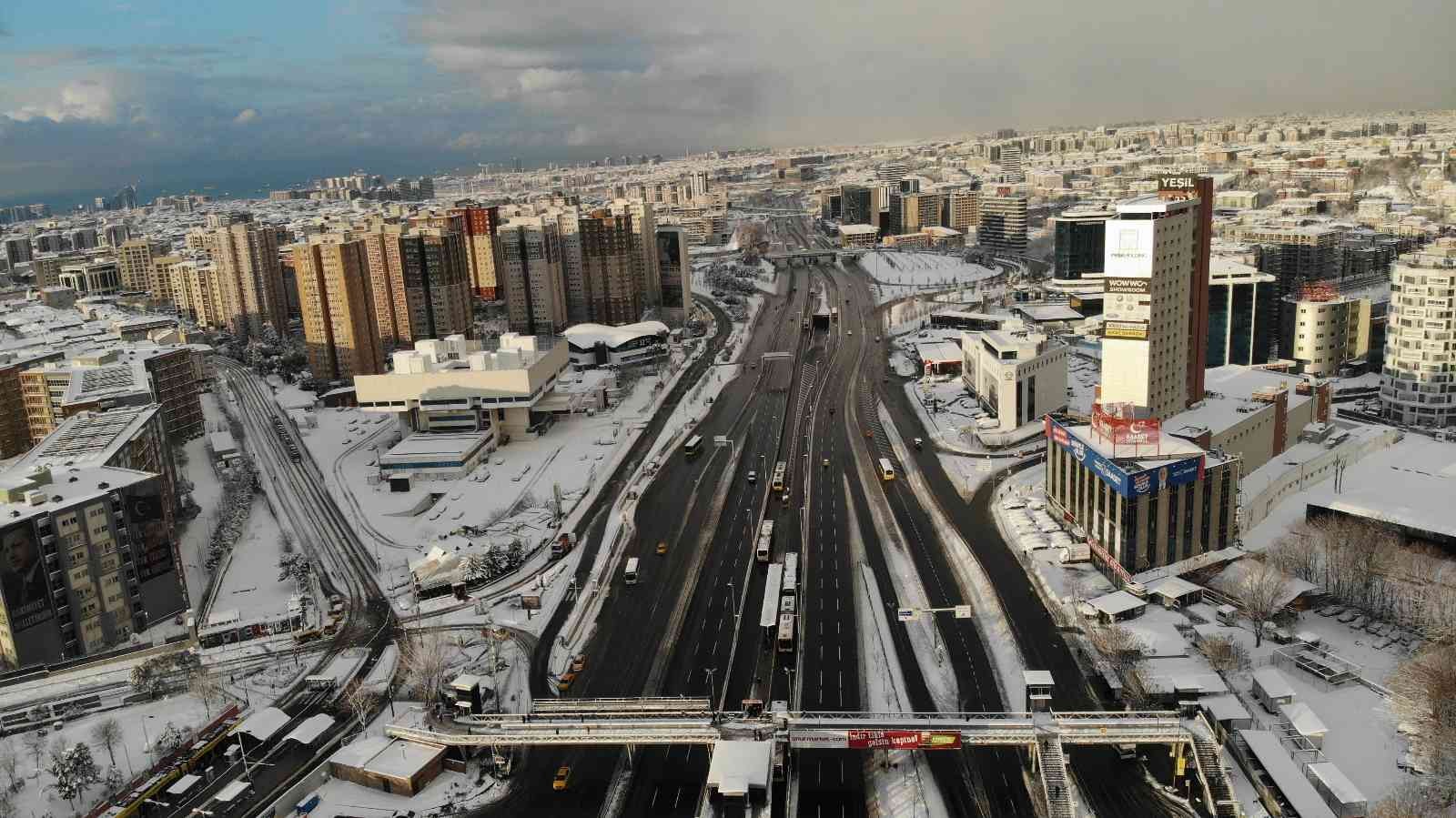 İstanbul’da hafta ortasından itibaren etkili olan kar yağışı nedeniyle birçok sürücü otomobilleri ile trafiğe çıkmayınca yollar boş kaldı. Otobüs ...