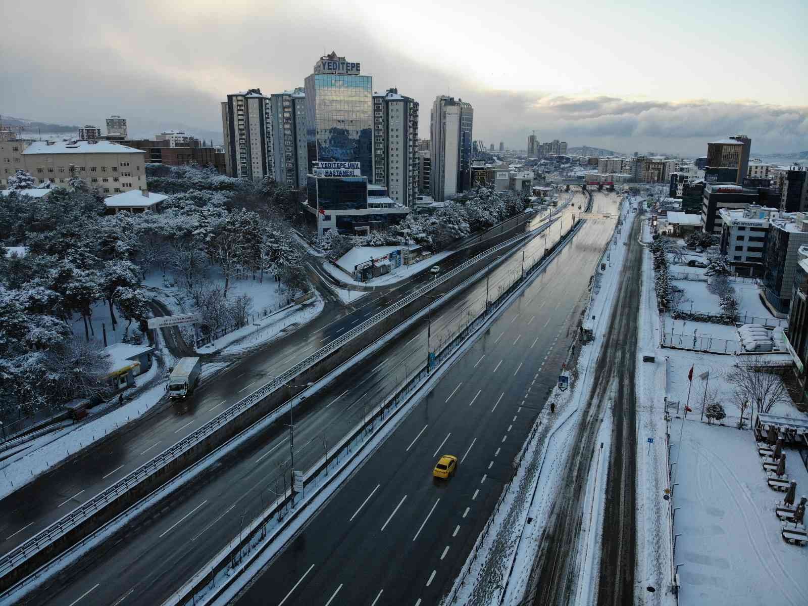 İstanbul’da gece saatlerinde etkili olan Aybar kar fırtınası sonrası cadde ve sokaklar beyaza büründü. Sabahın ilk ışıklarıyla beraber yoğun kar ...