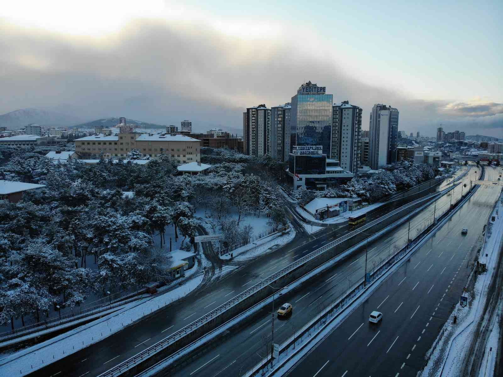 İstanbul’da gece saatlerinde etkili olan Aybar kar fırtınası sonrası cadde ve sokaklar beyaza büründü. Sabahın ilk ışıklarıyla beraber yoğun kar ...