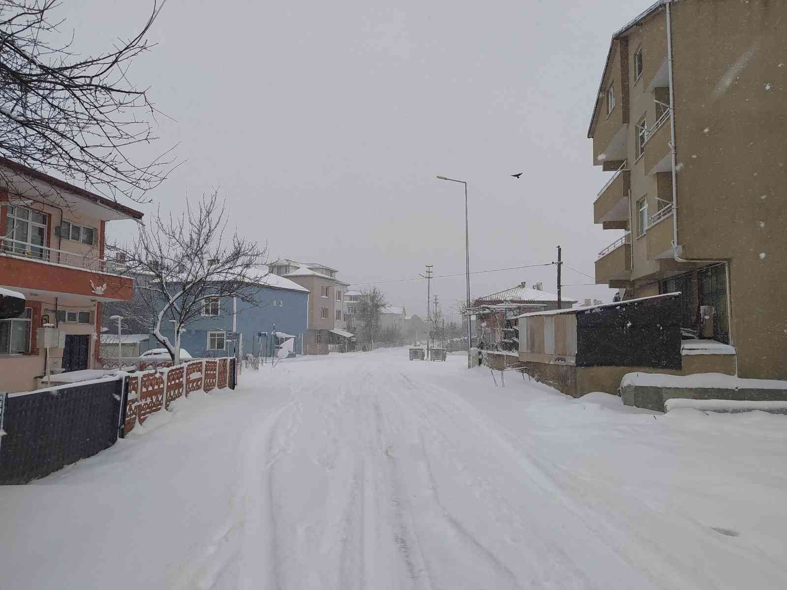 Günlerdir İstanbul için yapılan kar fırtınası uyarısı, mega kentin yanı başındaki Tekirdağ’ın bazı ilçelerini beyaza kapladı. Günlerdir İstanbul ...