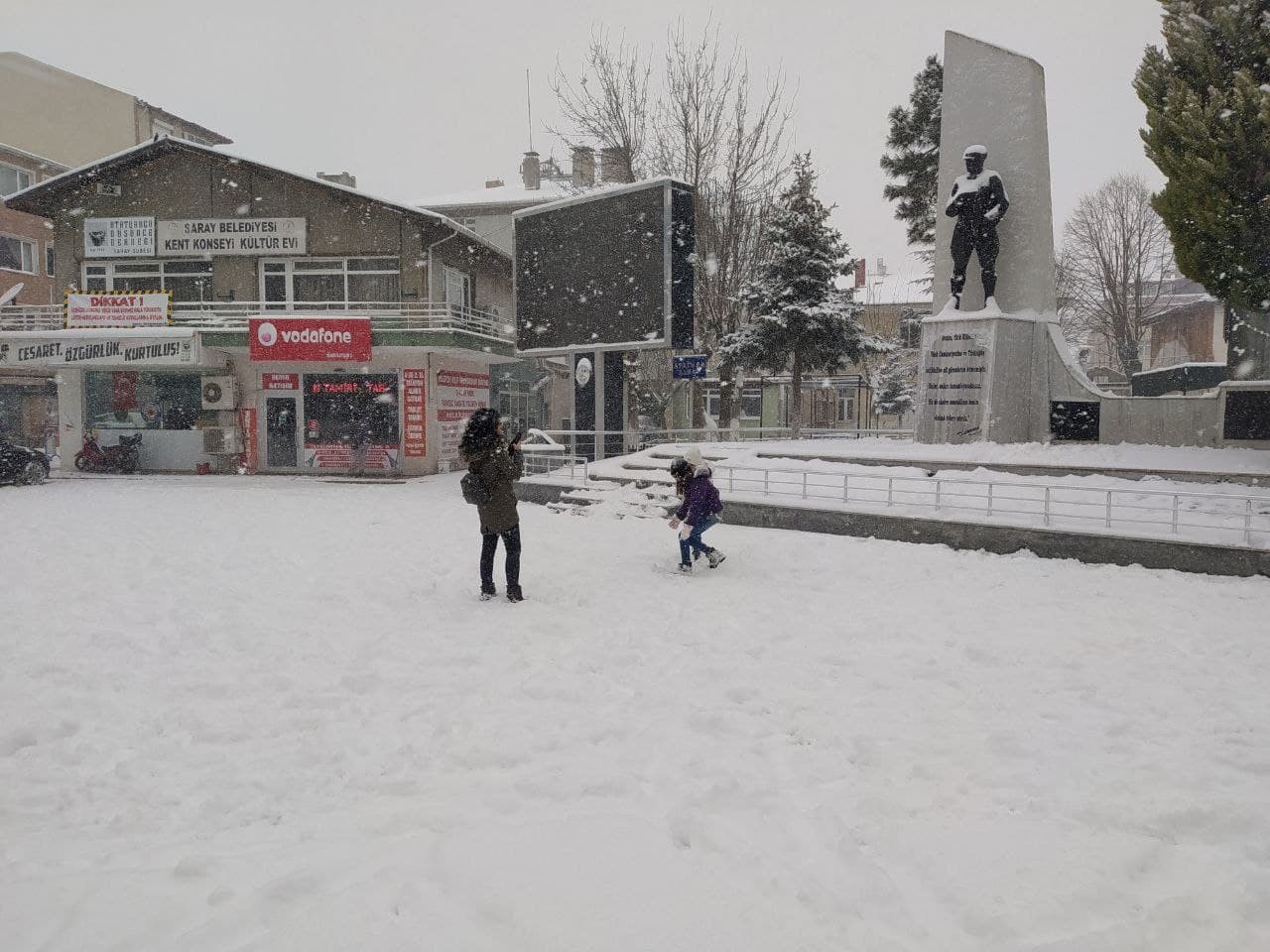 Günlerdir İstanbul için yapılan kar fırtınası uyarısı, mega kentin yanı başındaki Tekirdağ’ın bazı ilçelerini beyaza kapladı. Günlerdir İstanbul ...