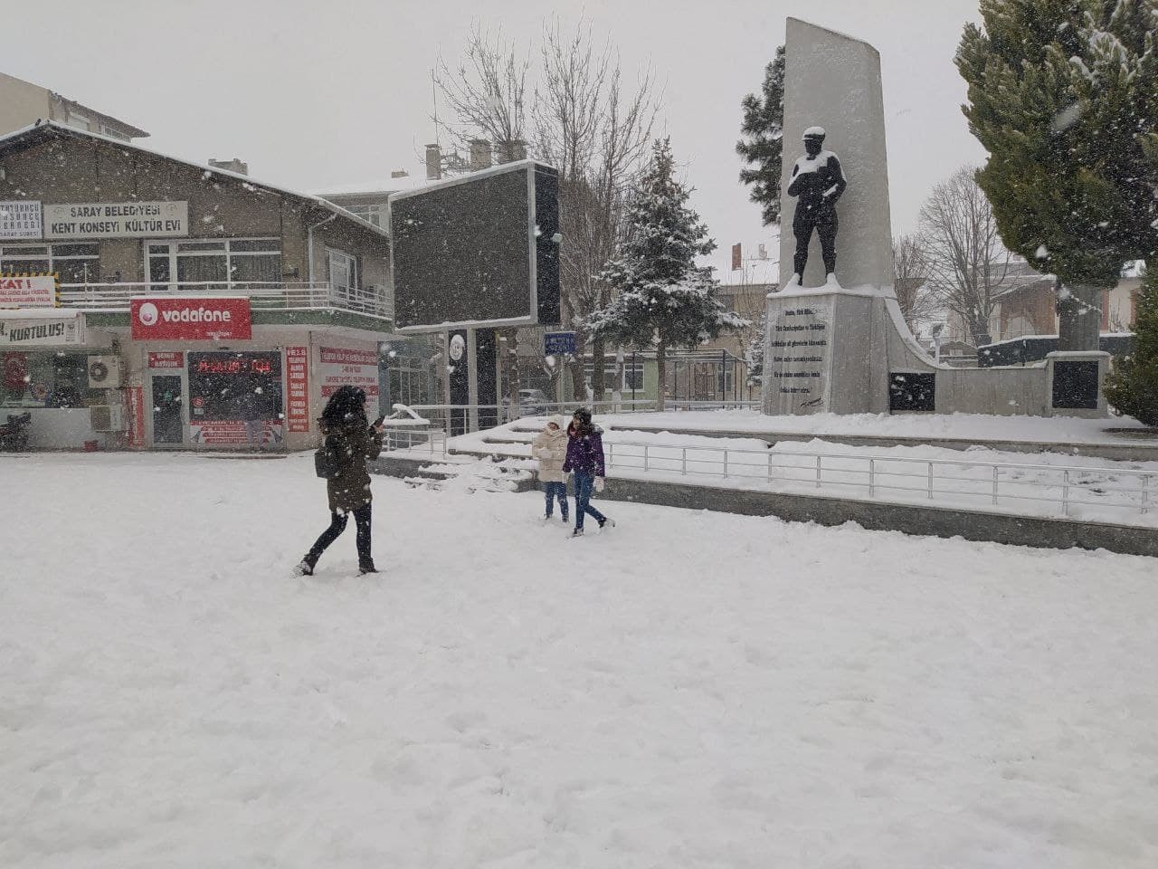 Günlerdir İstanbul için yapılan kar fırtınası uyarısı, mega kentin yanı başındaki Tekirdağ’ın bazı ilçelerini beyaza kapladı. Günlerdir İstanbul ...