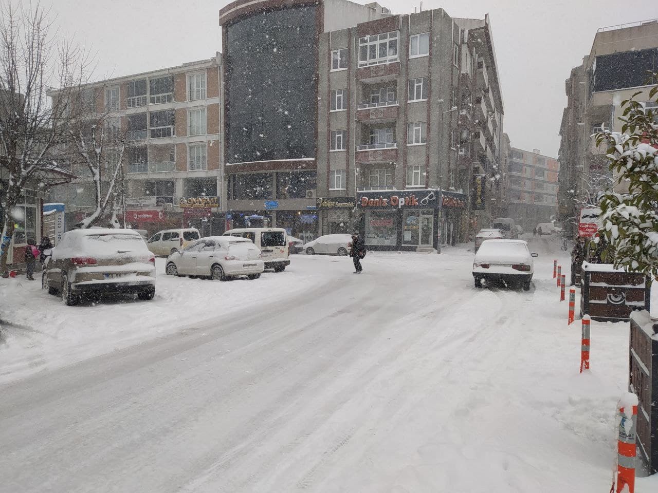 Günlerdir İstanbul için yapılan kar fırtınası uyarısı, mega kentin yanı başındaki Tekirdağ’ın bazı ilçelerini beyaza kapladı. Günlerdir İstanbul ...