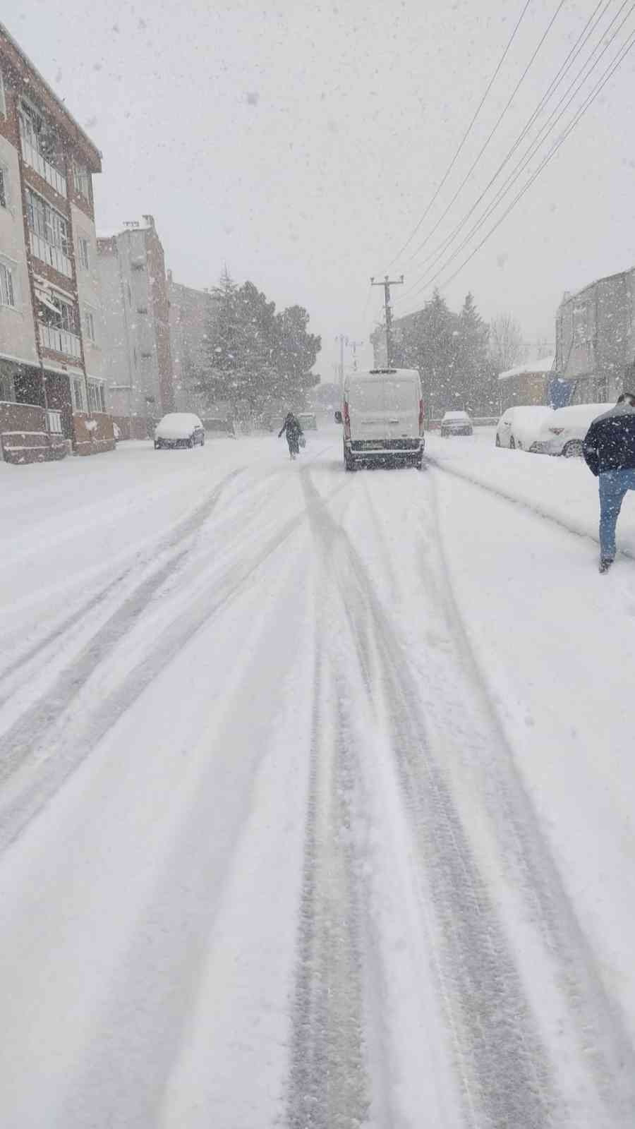 Günlerdir İstanbul için yapılan kar fırtınası uyarısı, mega kentin yanı başındaki Tekirdağ’ın bazı ilçelerini beyaza kapladı. Günlerdir İstanbul ...