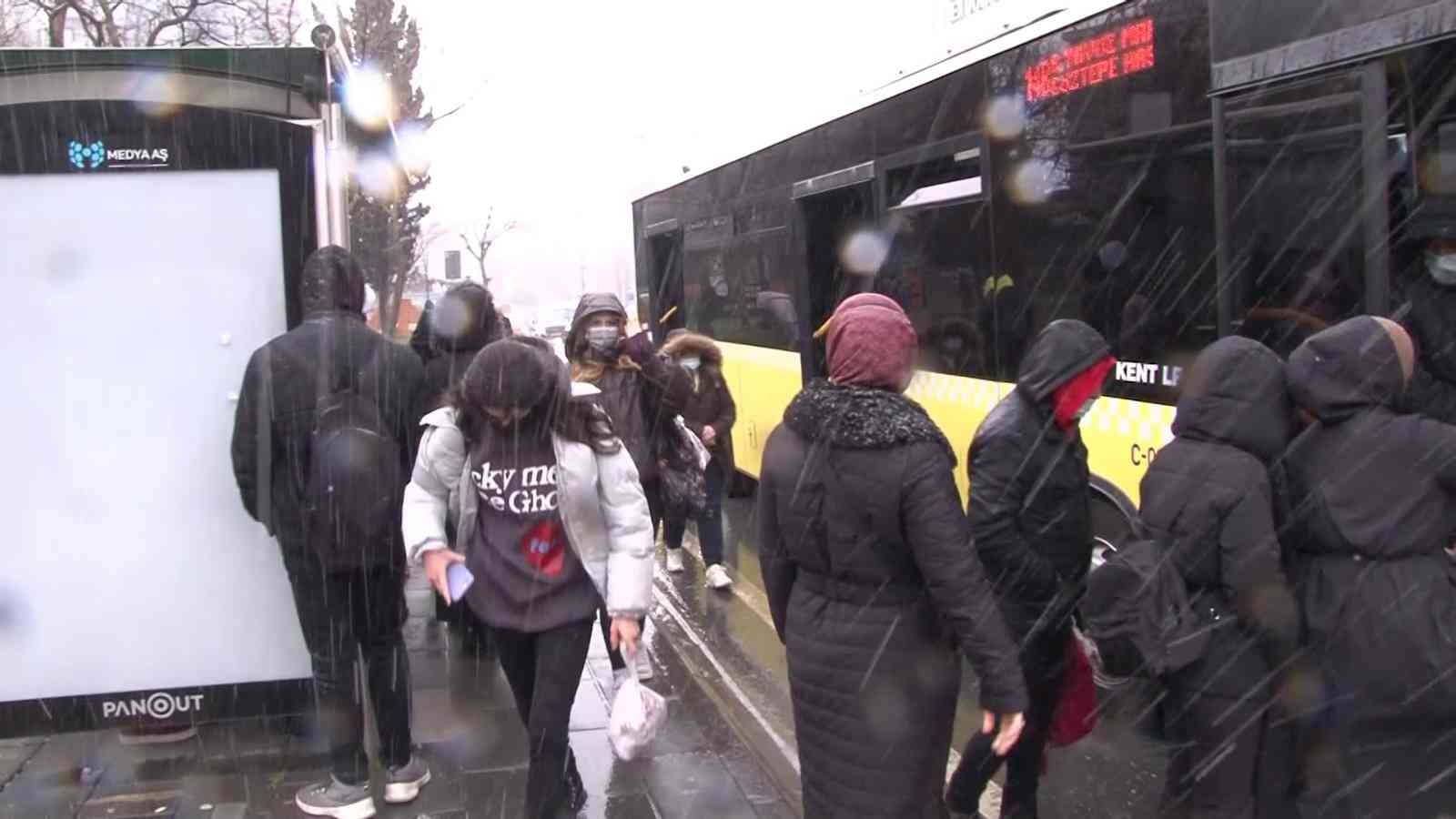 Meteorolojinin uyarılarının ardından İstanbul’da kar yağışı etkisini göstermeye başladı. Üsküdar’da da kar yağışı etkisini gösterdi. Meteoroloji ...