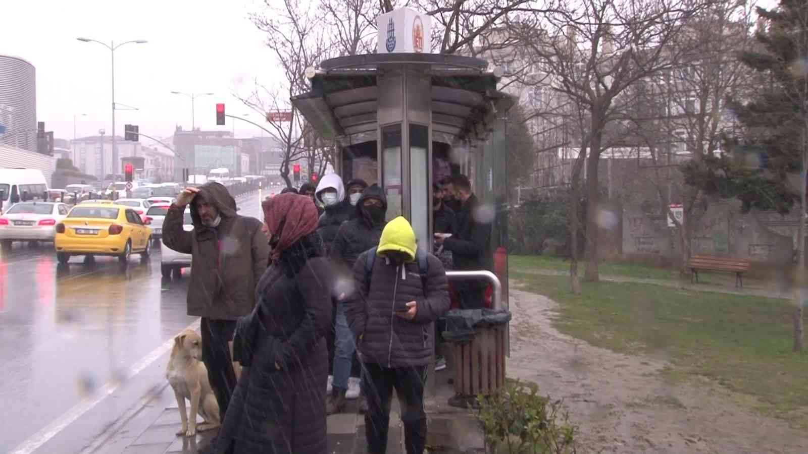 Meteorolojinin uyarılarının ardından İstanbul’da kar yağışı etkisini göstermeye başladı. Üsküdar’da da kar yağışı etkisini gösterdi. Meteoroloji ...