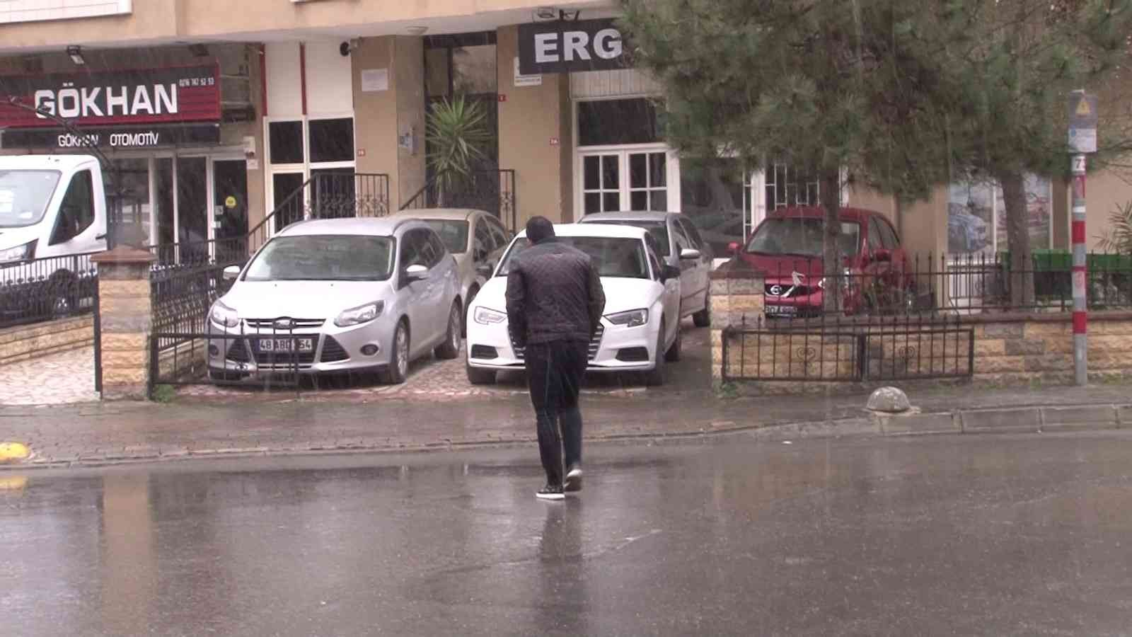 Meteorolojinin uyarılarının ardından İstanbul’da kar yağışı etkisini göstermeye başladı. Üsküdar’da da kar yağışı etkisini gösterdi. Meteoroloji ...