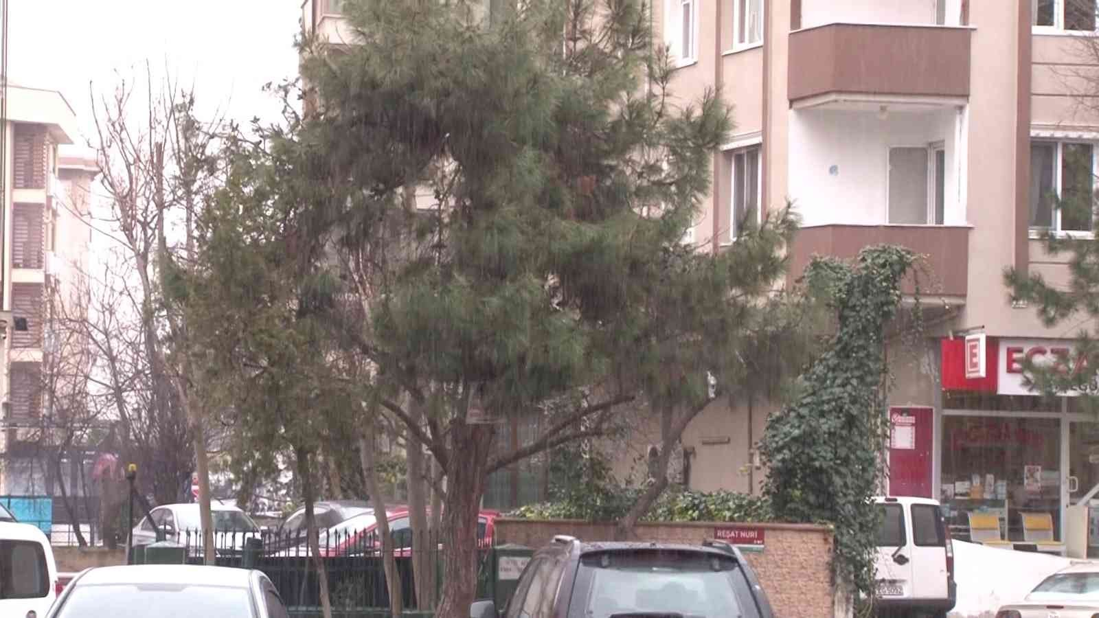 Meteorolojinin uyarılarının ardından İstanbul’da kar yağışı etkisini göstermeye başladı. Üsküdar’da da kar yağışı etkisini gösterdi. Meteoroloji ...