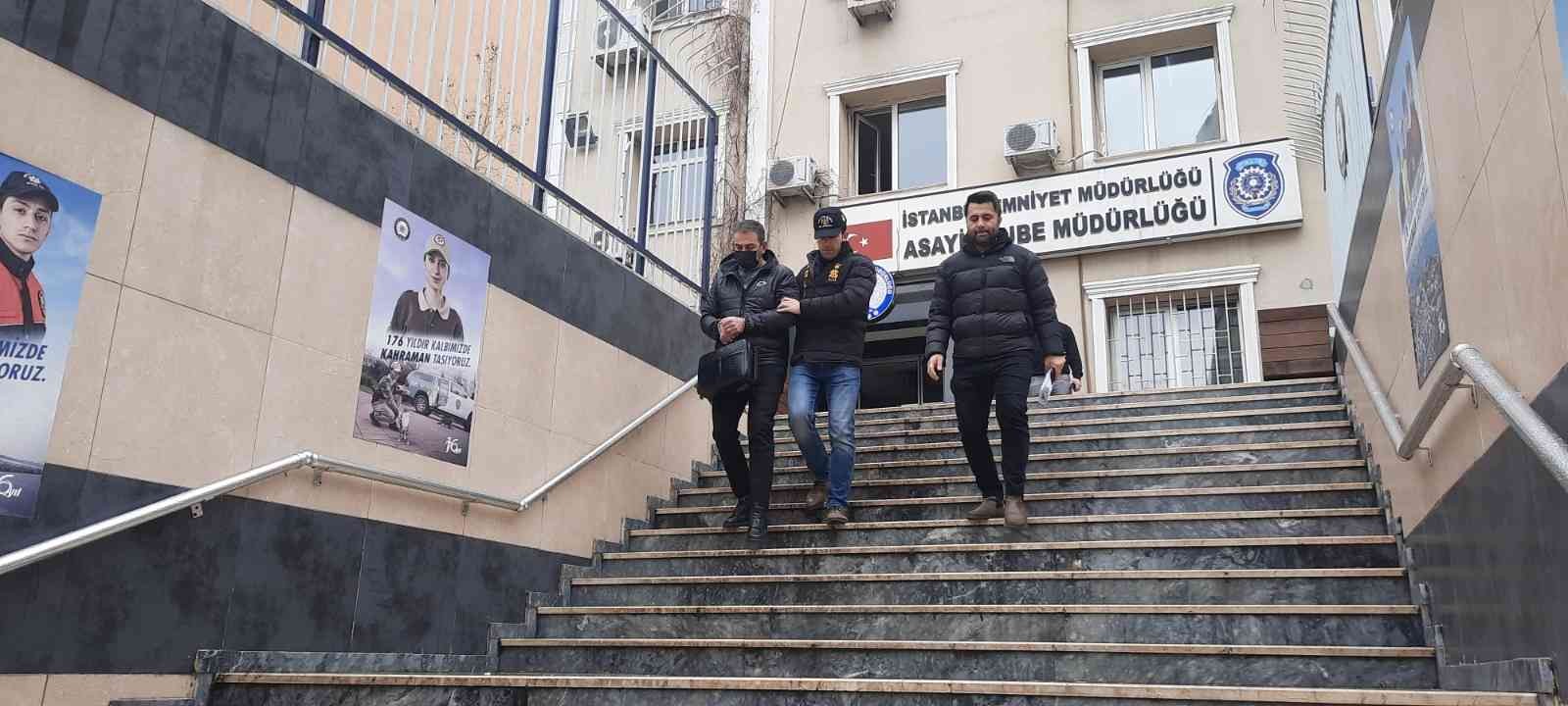 İstanbul’da satılık ilanı veren mağdurla iletişime geçerek, arkadaş olan ardından "Kredi kartım yurtdışı olduğu için ödeme yapamıyorum" diyerek ...