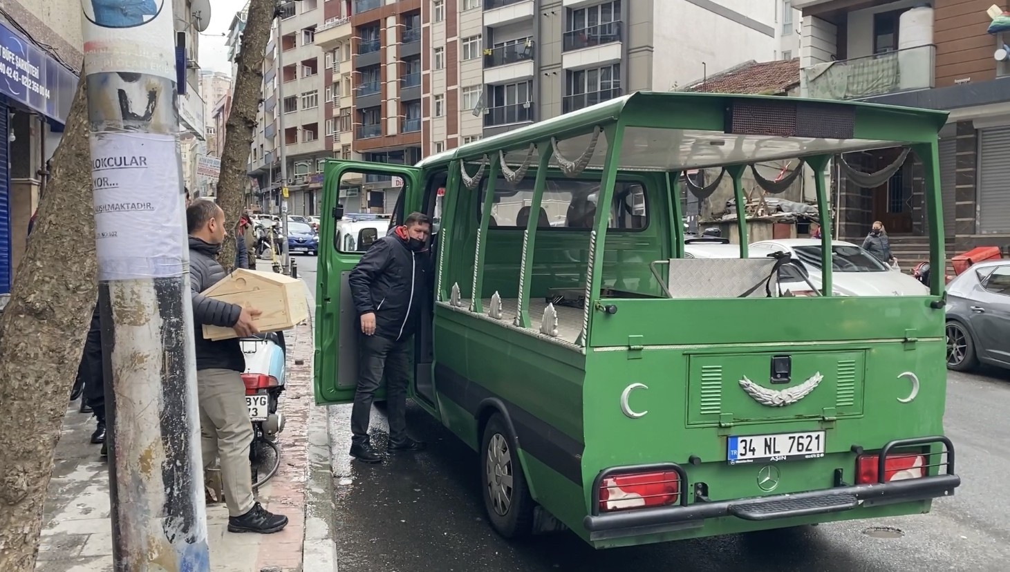 Şişli’de evde annesiyle birlikte yatakta uykuya dalan 4 aylık Kayra bebek iddiaya göre nefessiz kalarak hayatını kaybetti. Annenin ihbarıyla ...