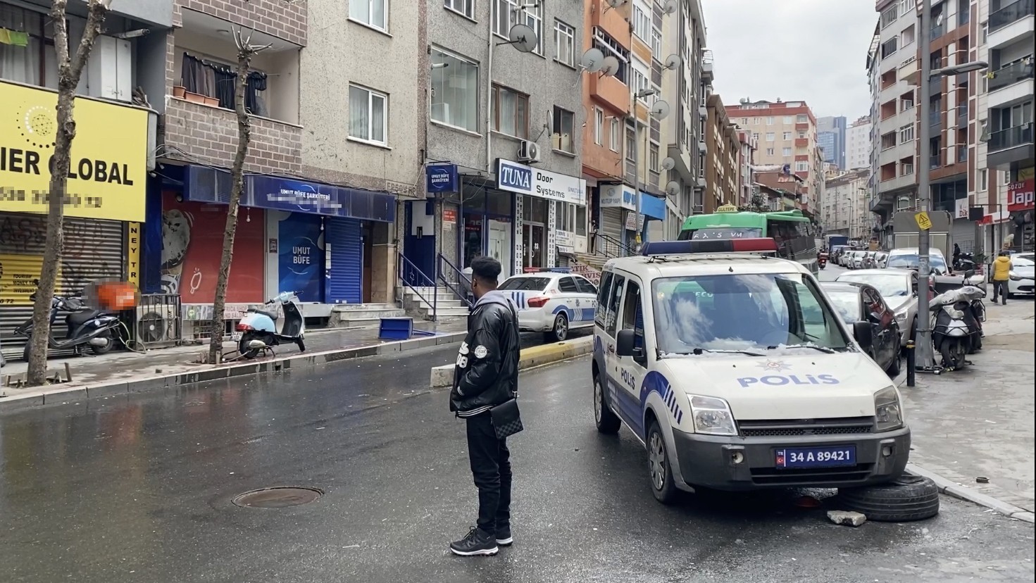 Şişli’de evde annesiyle birlikte yatakta uykuya dalan 4 aylık Kayra bebek iddiaya göre nefessiz kalarak hayatını kaybetti. Annenin ihbarıyla ...