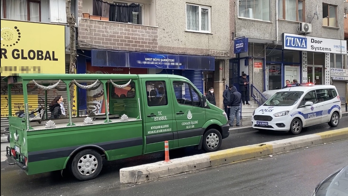 Şişli’de evde annesiyle birlikte yatakta uykuya dalan 4 aylık Kayra bebek iddiaya göre nefessiz kalarak hayatını kaybetti. Annenin ihbarıyla ...