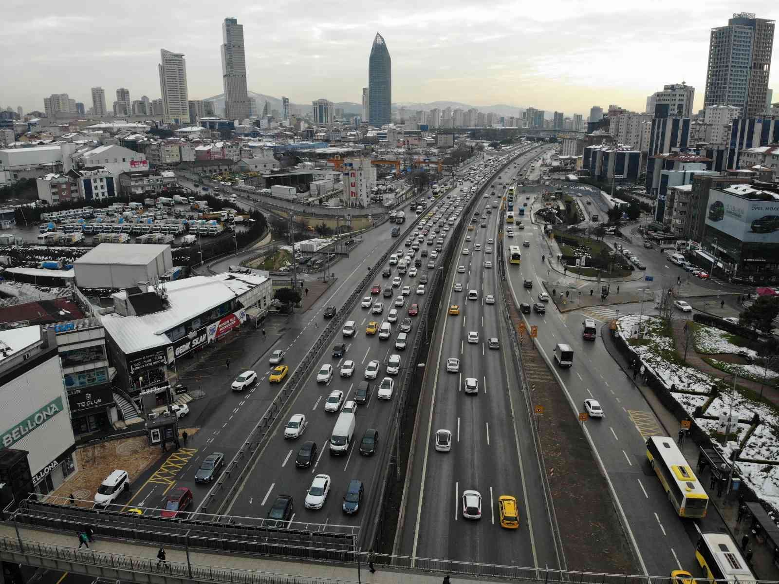 İstanbul’da kar yağışının etkisini kaybetmesiyle birlikte D-100 karayolunda trafik yoğunluğu yaşandı. Kadıköy mevkiinde uzayan araç kuyruğu ...