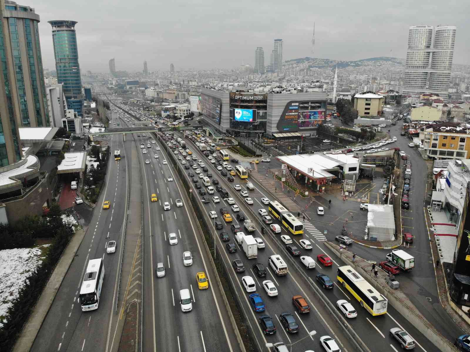 İstanbul’da kar yağışının etkisini kaybetmesiyle birlikte D-100 karayolunda trafik yoğunluğu yaşandı. Kadıköy mevkiinde uzayan araç kuyruğu ...