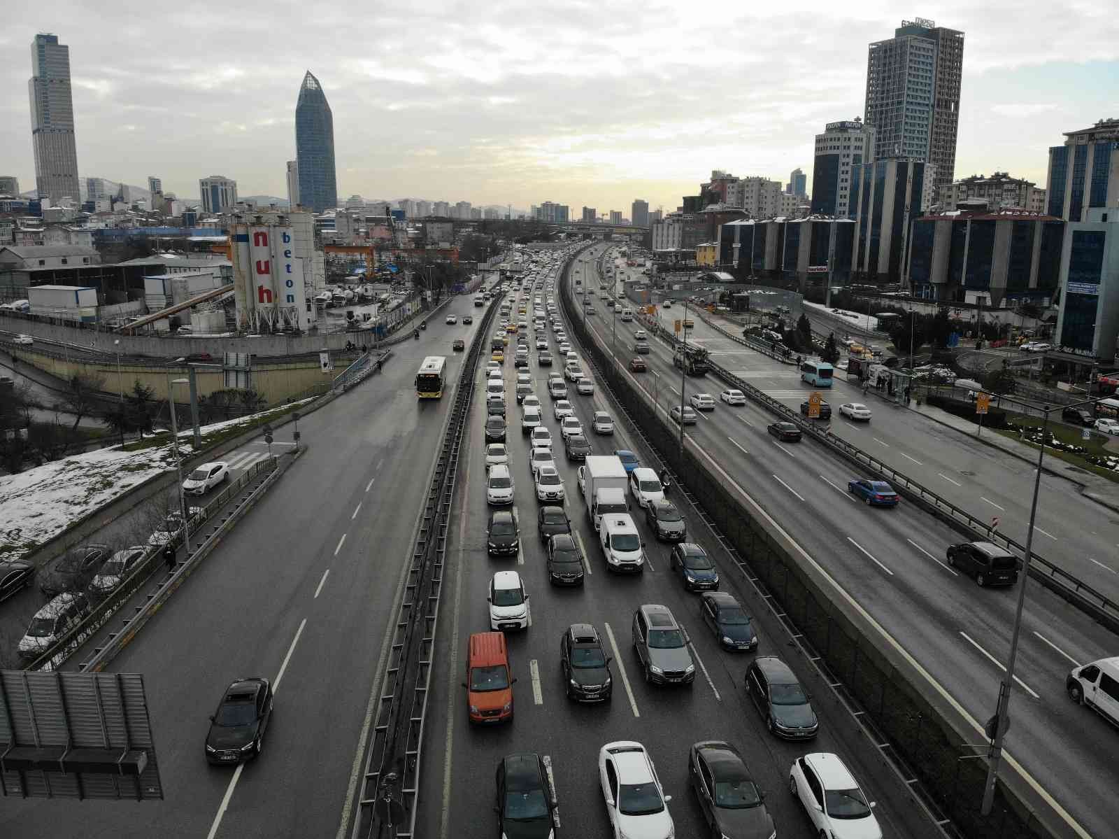 İstanbul’da kar yağışının etkisini kaybetmesiyle birlikte D-100 karayolunda trafik yoğunluğu yaşandı. Kadıköy mevkiinde uzayan araç kuyruğu ...