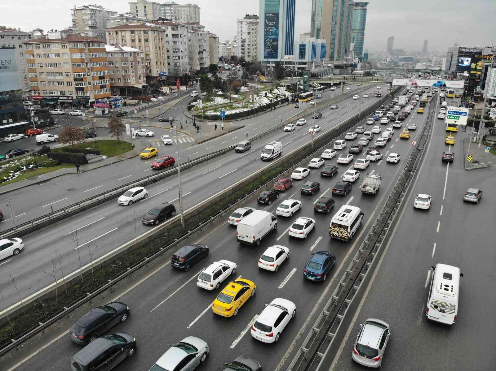 İstanbul’da kar yağışının etkisini kaybetmesiyle birlikte D-100 karayolunda trafik yoğunluğu yaşandı. Kadıköy mevkiinde uzayan araç kuyruğu ...