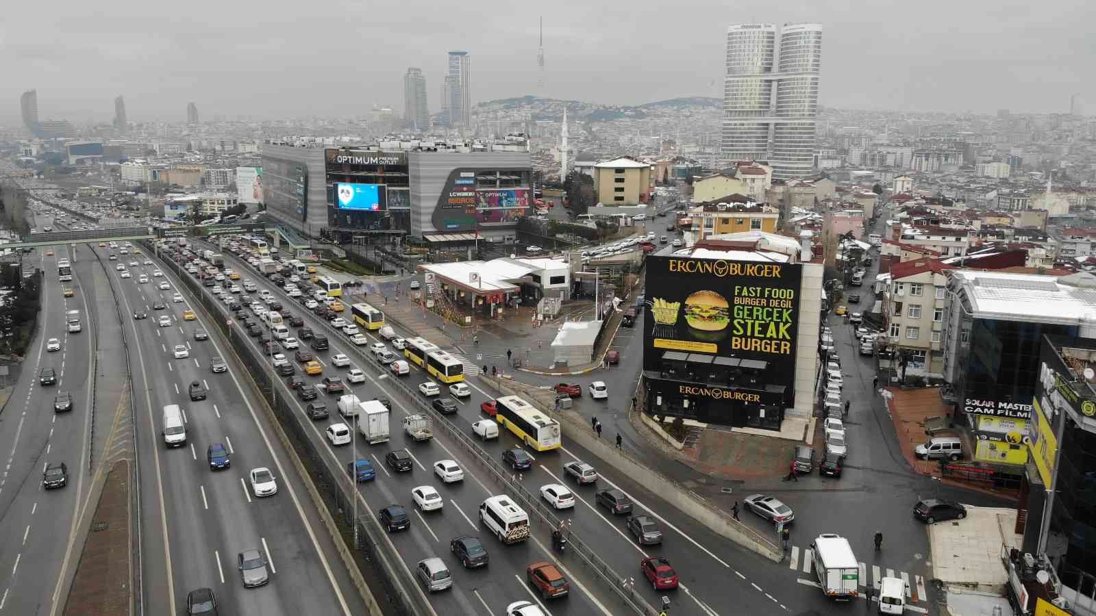 İstanbul’da kar yağışının etkisini kaybetmesiyle birlikte D-100 karayolunda trafik yoğunluğu yaşandı. Kadıköy mevkiinde uzayan araç kuyruğu ...