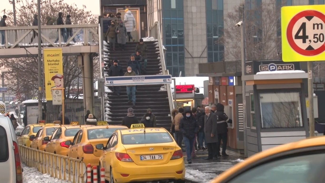 İstanbul’da dört günlük kar tatili sonrası vatandaşlar toplu taşıma araçlarına yöneldi otoyollar boş kaldı. İBB Cep Trafik uygulamasında trafik ...