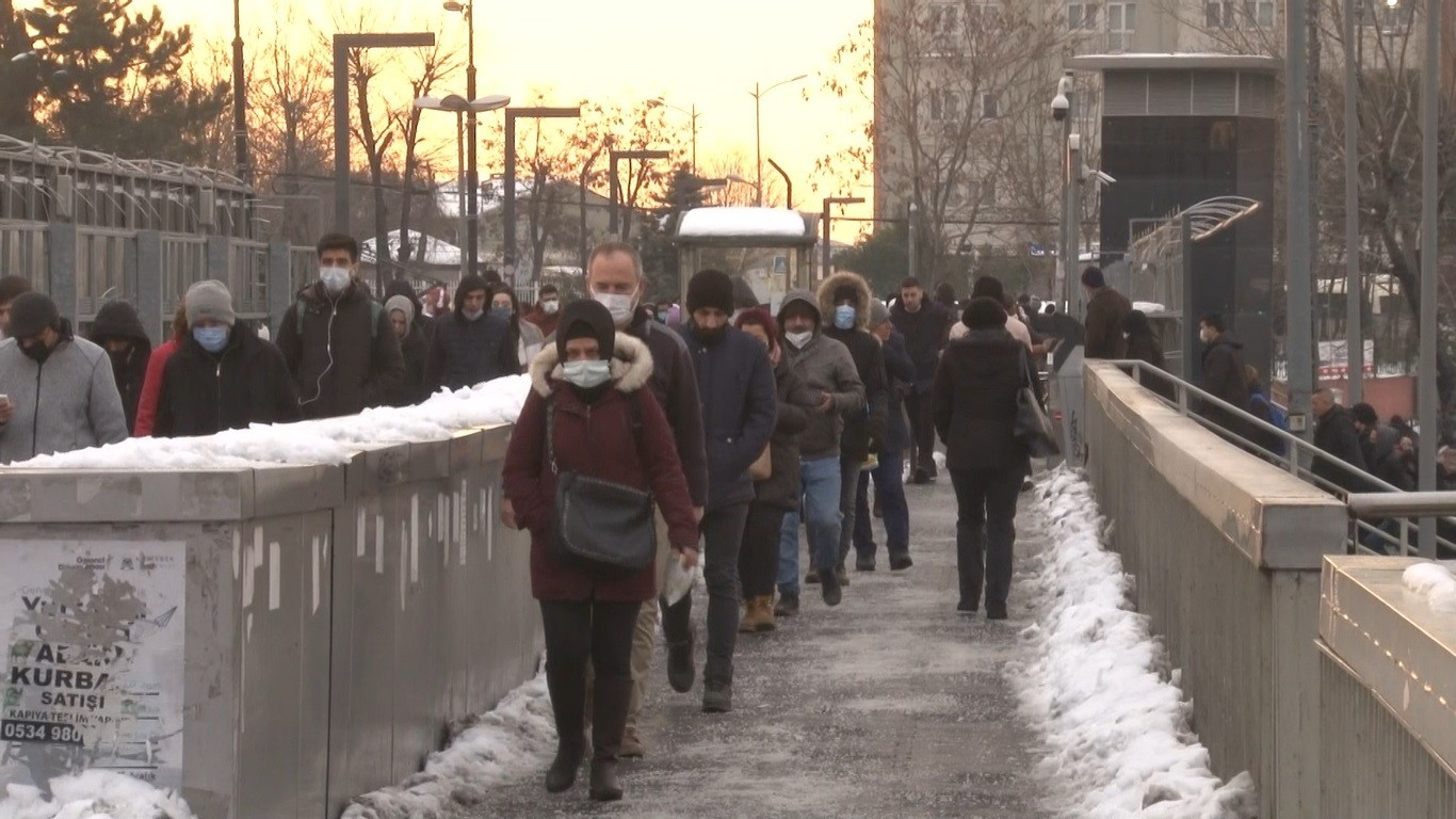 İstanbul’da dört günlük kar tatili sonrası vatandaşlar toplu taşıma araçlarına yöneldi otoyollar boş kaldı. İBB Cep Trafik uygulamasında trafik ...