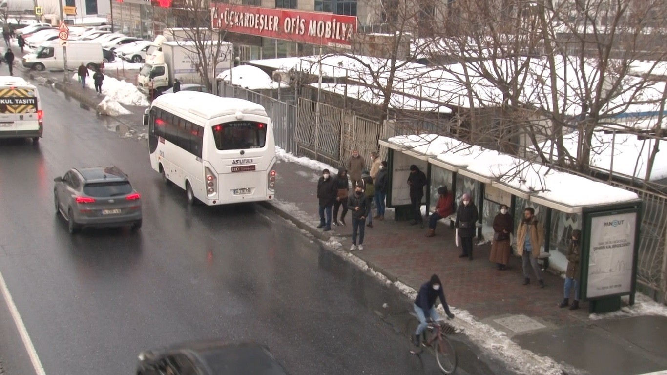 İstanbul’da dört günlük kar tatili sonrası vatandaşlar toplu taşıma araçlarına yöneldi otoyollar boş kaldı. İBB Cep Trafik uygulamasında trafik ...