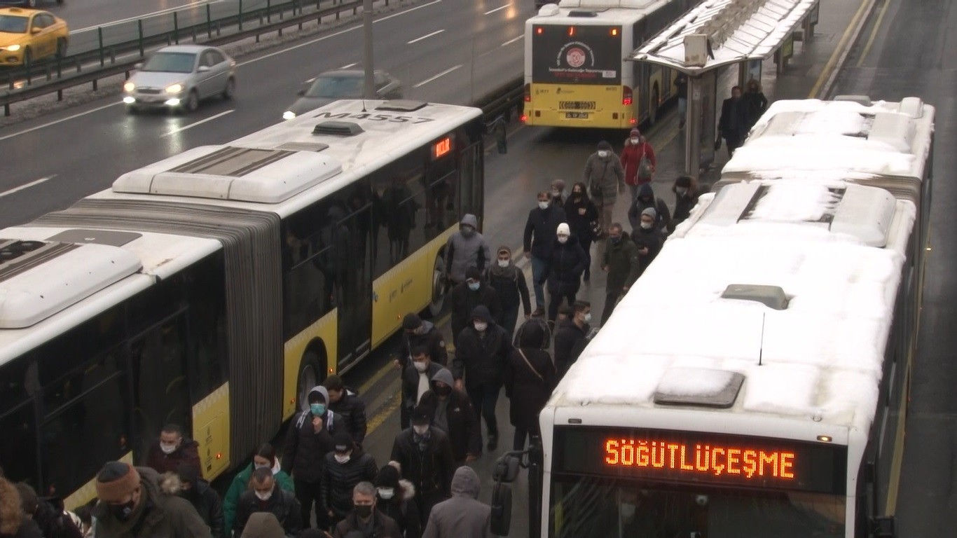 İstanbul’da dört günlük kar tatili sonrası vatandaşlar toplu taşıma araçlarına yöneldi otoyollar boş kaldı. İBB Cep Trafik uygulamasında trafik ...