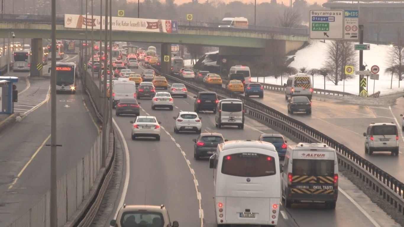 İstanbul’da dört günlük kar tatili sonrası vatandaşlar toplu taşıma araçlarına yöneldi otoyollar boş kaldı. İBB Cep Trafik uygulamasında trafik ...