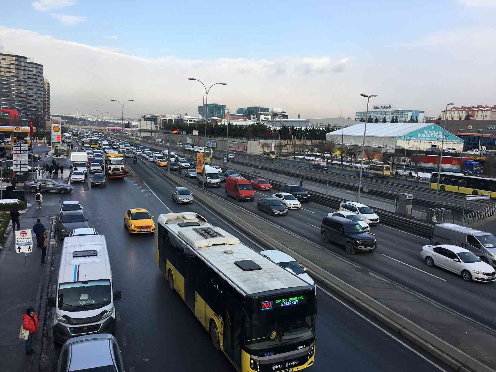 İstanbul’da 4 günlük kar tatilinin ardından toplu taşımada bir yoğunluk yaşanırken, İBB’nin trafik uygulamasında trafik yoğunluğu ise yüzde 52 ...