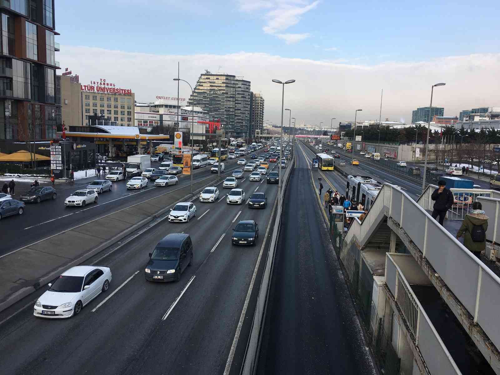 İstanbul’da 4 günlük kar tatilinin ardından toplu taşımada bir yoğunluk yaşanırken, İBB’nin trafik uygulamasında trafik yoğunluğu ise yüzde 52 ...