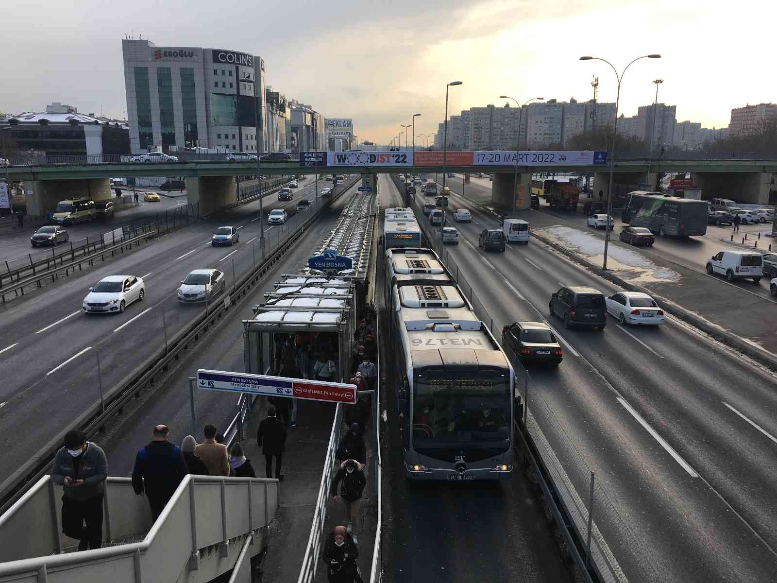 İstanbul’da 4 günlük kar tatilinin ardından toplu taşımada bir yoğunluk yaşanırken, İBB’nin trafik uygulamasında trafik yoğunluğu ise yüzde 52 ...